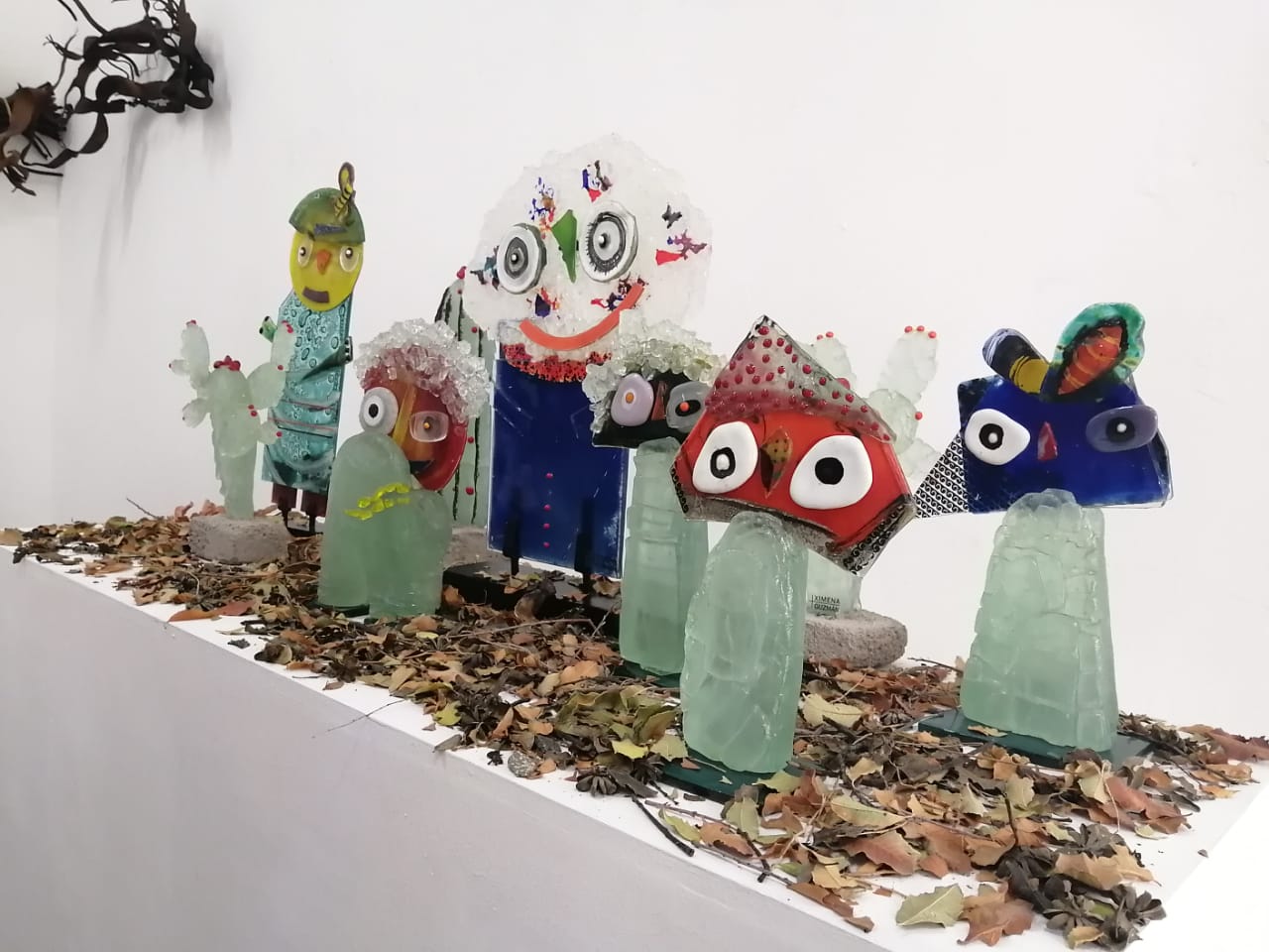 La fragilidad del vidrio se transforma en escultura con la exposición de Ximena Guzmán