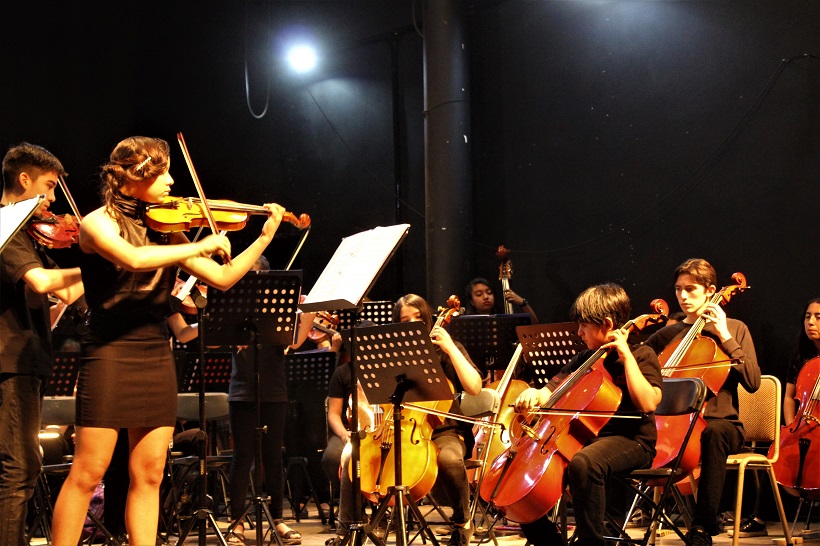 Orquesta Juvenil de Colina rinde homenaje musical al personal médico de Chile