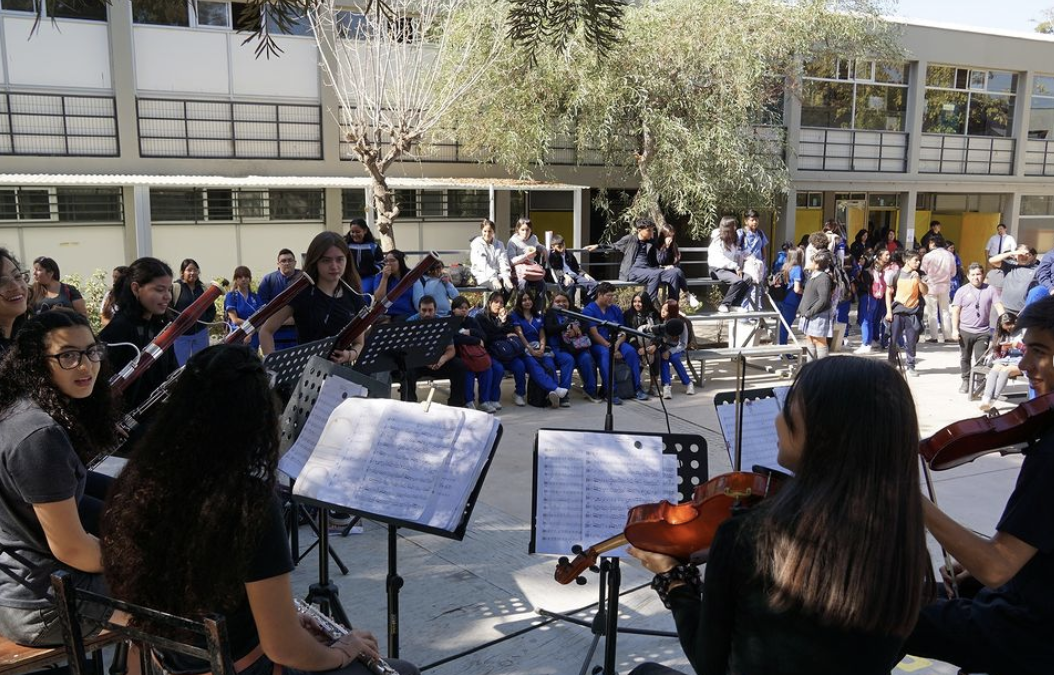 Grupo de Cámara de nuestra Orquesta Sinfónica en Liceo Esmeralda