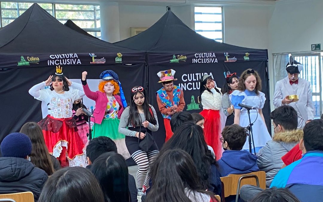 Obra «Alicia en el país de la Adolescencia» cautiva al público del Instituto Chacabuco