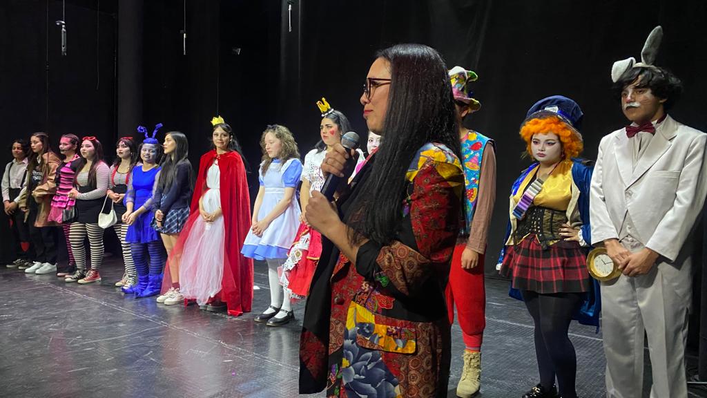 Brillante presentación de la Compañía de Teatro «Floristería Teatro» en su Representación de «Alicia en el País de la Adolescencia»