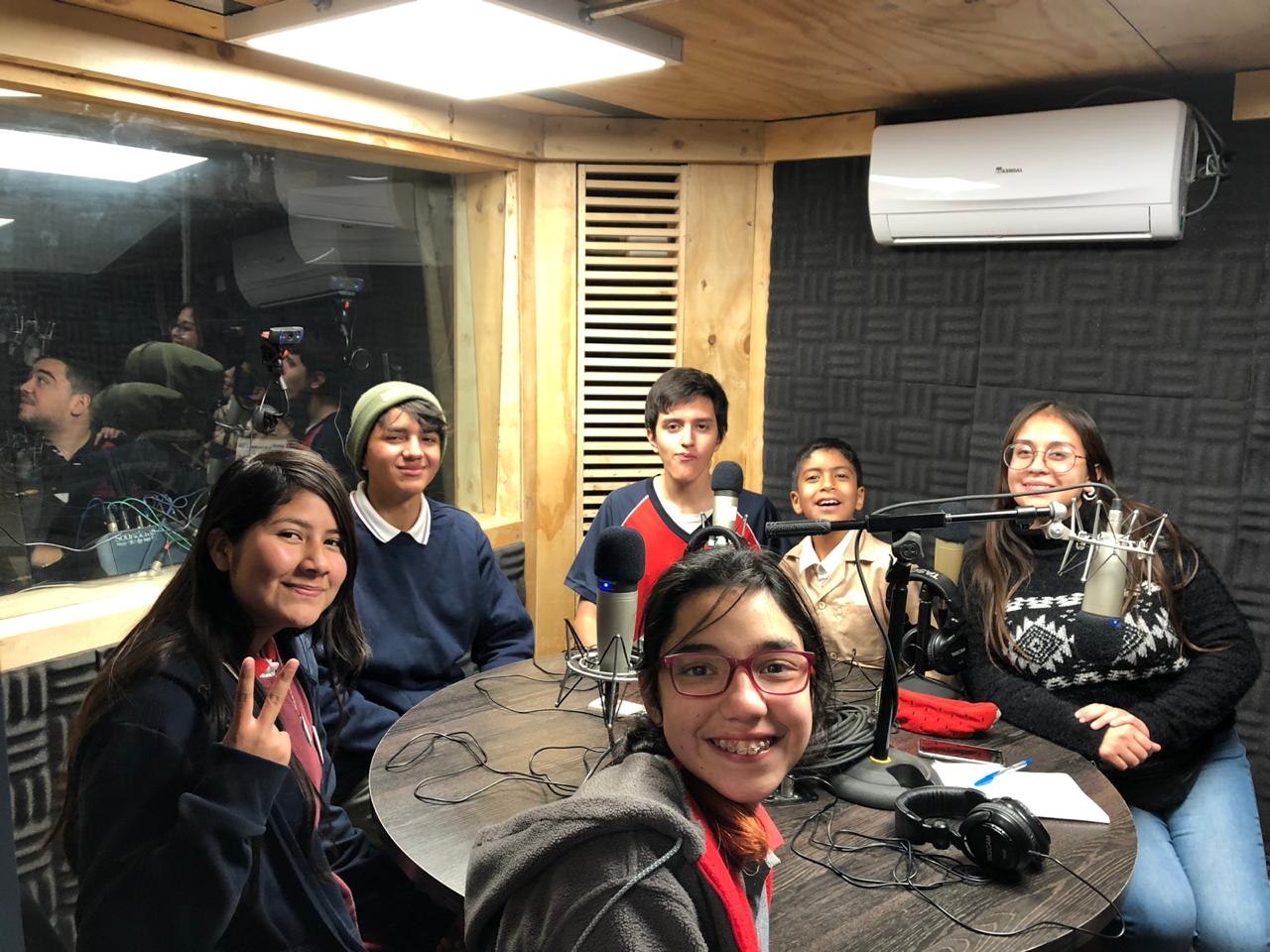 Alumnos del Taller de Locución del Proyecto «Cultura Inclusiva» visitan Radio Colina
