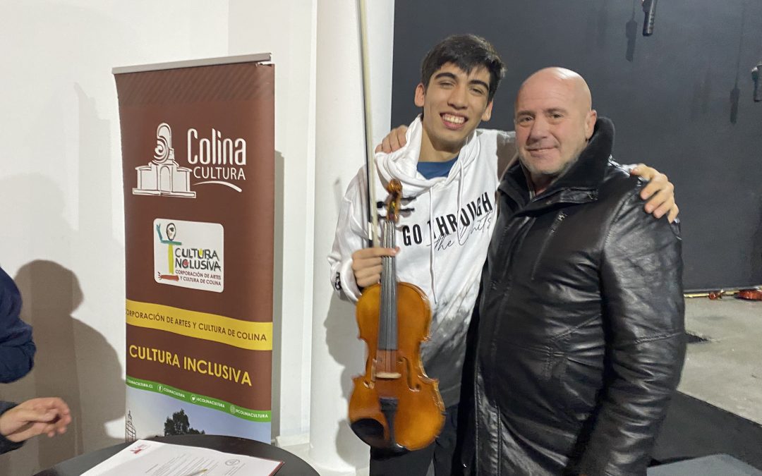 Corporación de Artes y Cultura de Colina entrega Violín a Matías Rivas
