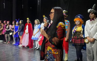 Brillante presentación de la Compañía de Teatro «Floristería Teatro» en su Representación de «Alicia en el País de la Adolescencia»
